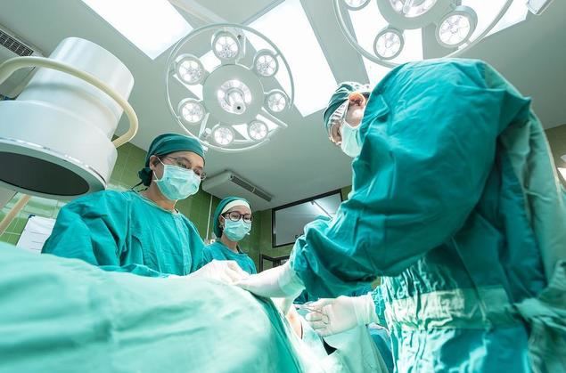 ¿Es necesario contratar un seguro médico?