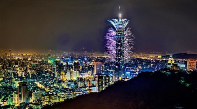 El rascacielos Taipéi 101 se ilumina de fuegos artificiales para dar la bienvenida al Año Nuevo