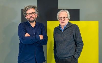 A la izquierda, Ángel Calvo Ulloa, comisario de la exposición. A la derecha, el artsita Jordi Teixidor