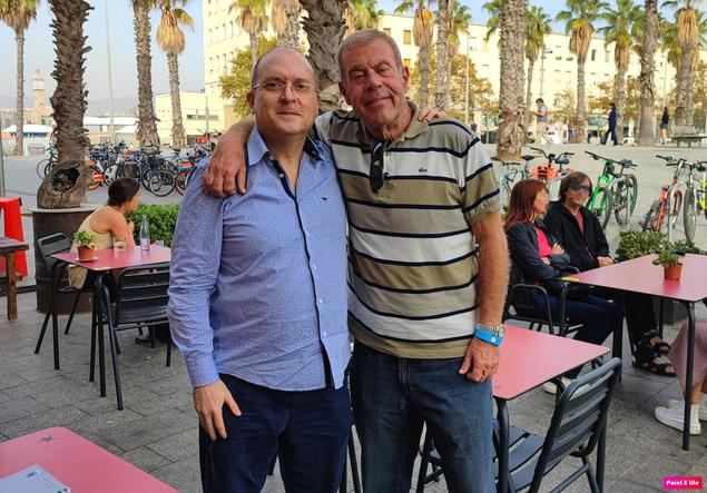 A la derecha, Tomás Guasch, durante la entrevista realizada por nuestro corresponsal en Barcelona Edward Martin, a la izquierda.
