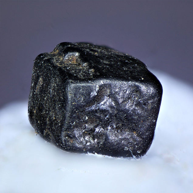 El torio es un metal radiactivo presente en la naturaleza que se encuentra en el suelo, las rocas y el agua. Se forma por la desintegración radiactiva del uranio. Los minerales como monacita, torita y torianita son ricos en torio y su explotación minera busca extraer ese metal.