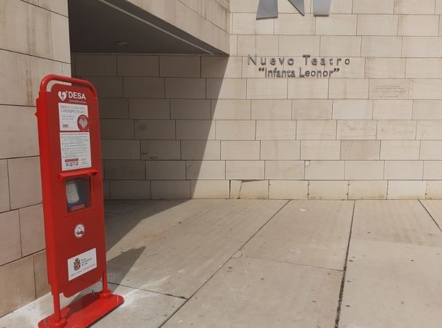 Jaén estrena sus primeros desfibriladores en la vía pública