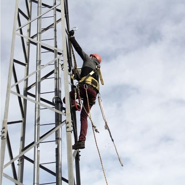 Seguridad y precisión en trabajos en altura en telecomunicaciones e industria