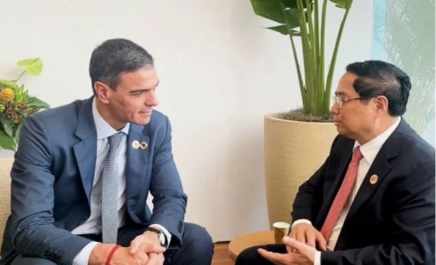 El primer ministro Pham Minh Chinh junto al presidente del gobierno español, Pedro Sánchez, en el marco de la Cumbre del G20 en Brasil, en noviembre de 2024. (Foto: VGP)