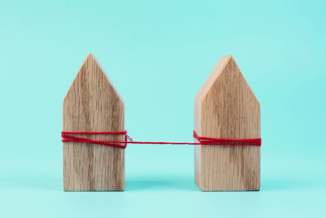 Vender tu parte de la herencia te puede salir caro: pactar con el resto de copropietarios sale más a cuenta fiscalmente