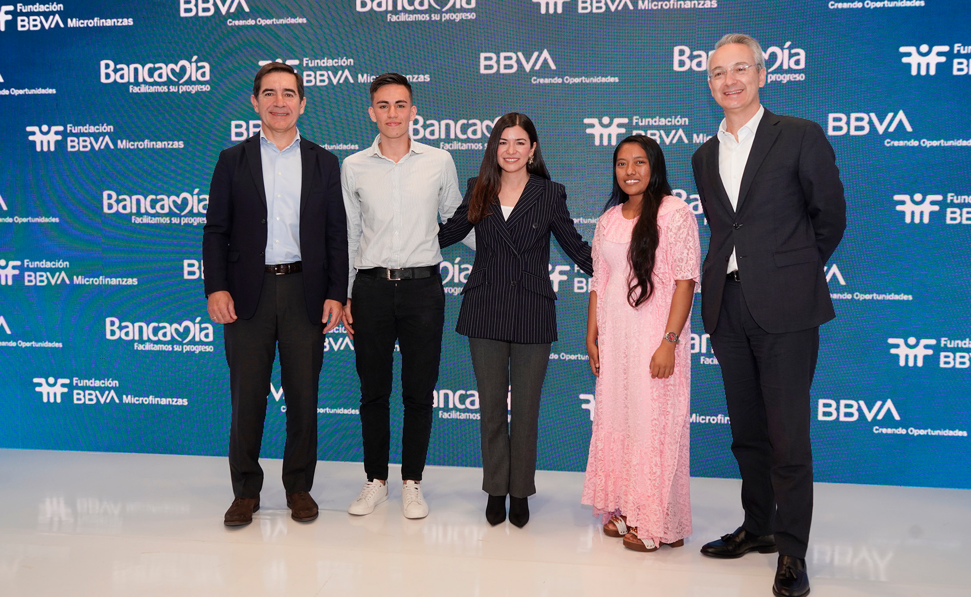 BBVA y Bancamía amplían a 100 las becas para jóvenes vulnerables en Colombia