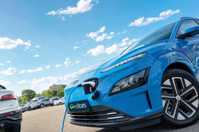 Madrid-Valencia por 5 euros: el ahorro del coche eléctrico frente a la gasolina en plena Operación Salida