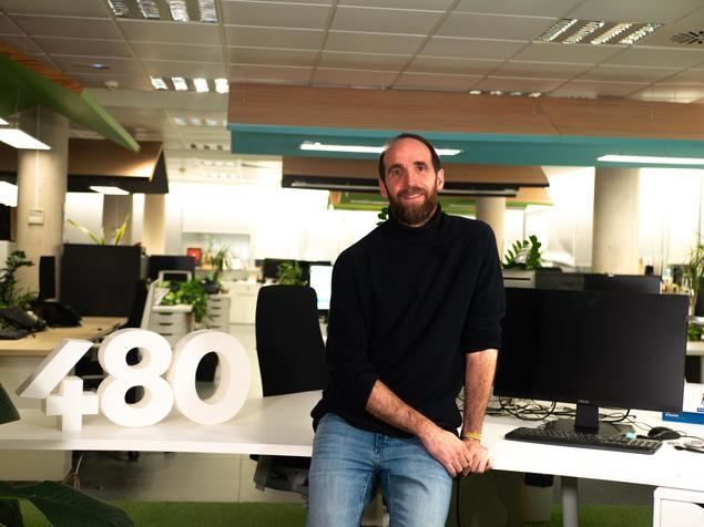 Cuatroochenta lanza un programa de apoyo a la divulgación científica con Eduardo Sáenz de Cabezón