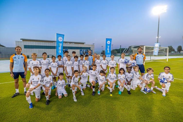 Roberto Carlos, leyenda del Real Madrid, sorprende a los aficionados durante un clínic en el marco de la Dubái Fitness Challenge
