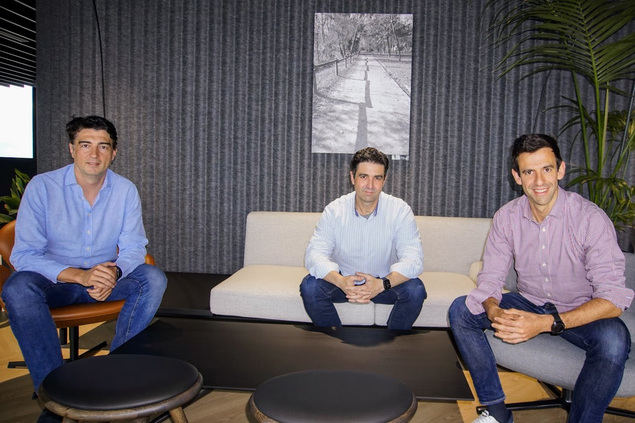 Los tres fundadores de Luzia (de izquierda a derecha): Javier Andrés, CMO de Luzia; Carlos Pérez, CTO de Luzia; Álvaro Martínez Higes, CEO de Luzia.