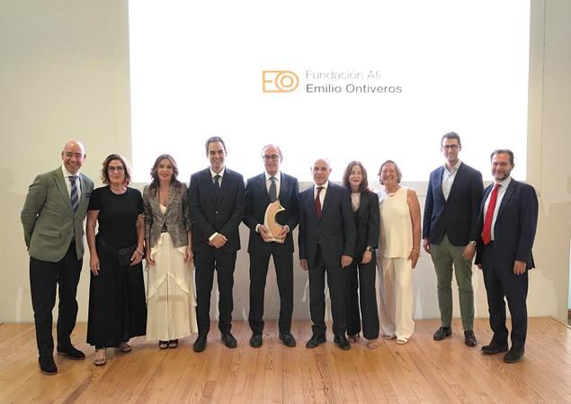 De izquierda a derecha: David Cano, socio de Afi; Montserrat Domínguez, directora de contenido de Cadena Ser; Mónica Guardado, socia de Afi Escuela; Borja Foncillas, presidente de Afi; Francisco Pérez, premiado; Ángel Berges, presidente de Fundación Afi Emilio Ontiveros; Adriana Scozzafava, directora general de la Fundación Afi Emilio Ontiveros; Pilar Gonzáles de Frutos, ex­presidenta de UNESPA; Álvaro Martín, Head of Data en BBVA; y Daniel Manzano, socio de Afi.