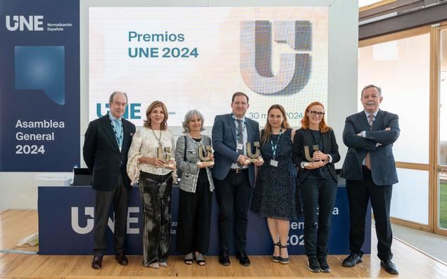 Val Díez, premio UNE por su labor en la presidencia del Comité UNE de Igualdad de género