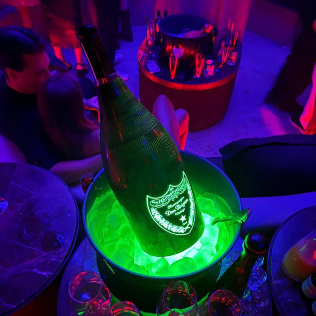 El night club y restaurante Momento vende la botella Premium de Champagne más cara de la historia de Marbella