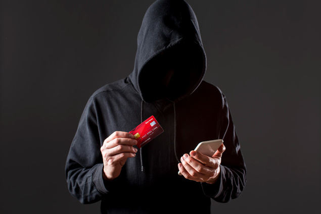 Aumentan las estafas en Black Friday: WhatsApp, canal preferido para los fraudes a mayores