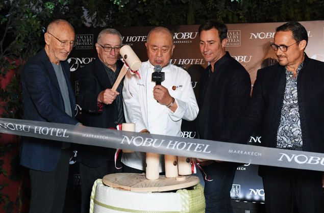 Robert De Niro, Nobu Matsuhisa y Meir Teper celebran la ceremonia de sake en Nobu Hotel Marrakech