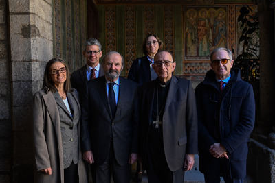 Segunda fila de izquieda de derecha: Enric Brazis, director de Endesa en Cataluña e Isabel Buensa, miembro del patronato de la Fundación Endesa. En primer término, de izquierda a derecha: María Malaxechevarría, directora general de Fundación Endesa; Javier Sánchez-Calero, presidente de Endesa y de Fundación Endesa, el cardenal y arzobispo de Barcelona, Juan José Omella t el director general de la Sgrada Familia, Xavier Martínez.