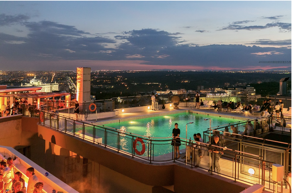 La piscina más icónica de Gran Vía inaugura las noches de verano más exclusivas con su Night Pass