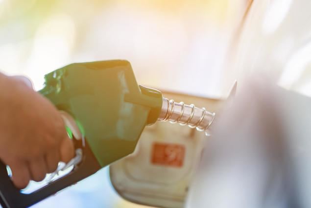 El precio del carburante se dispara este verano, impulsado por la tensión geopolítica, elevando el litro de gasolina a 1,49€ y el de gasoil a 1,41€