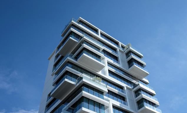 El auge de la compraventa confirma la fortaleza del mercado, pero los costes y la regulación frenan la oferta