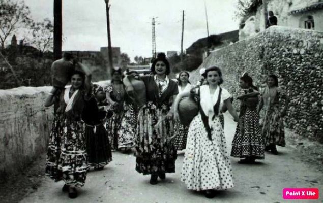 No van vestidas de flamenca, van vestidas de gitana