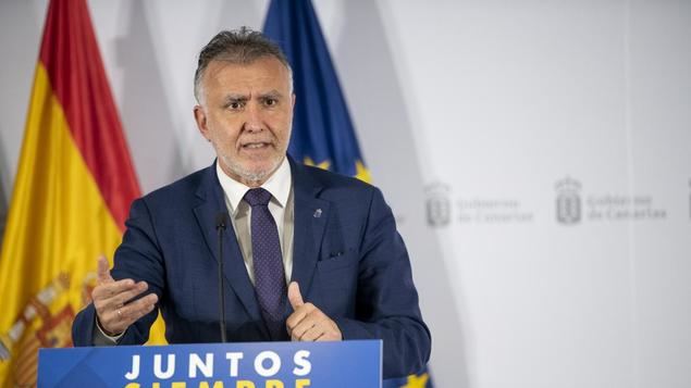 Ministro Canario ante la pira