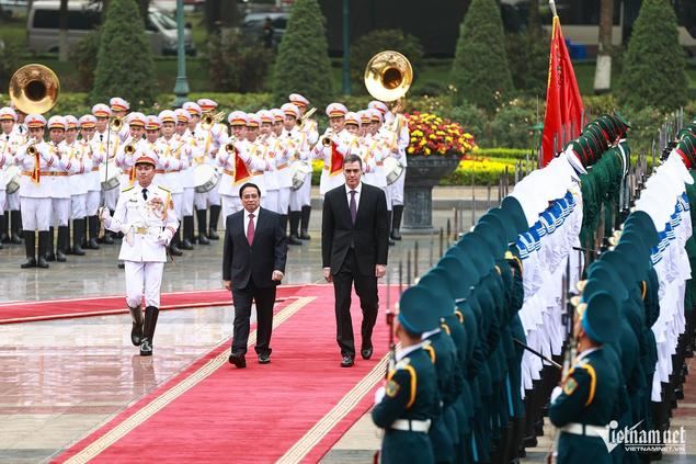 Pedro Sánchez y el primer ministro de Vietnam, Pham Minh Chinh, pasan revista a las tropas a su llegada al Palacio Presidencial. 