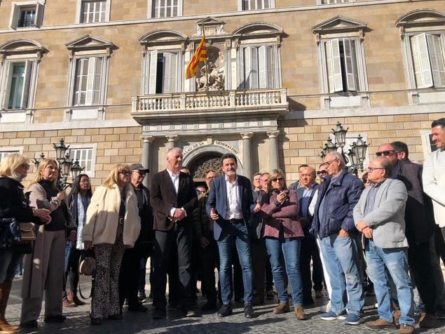 Edmundo Bal presenta Cree Cataluña en las puertas de la Generalitat