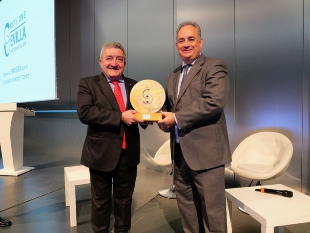Premio de la II Jornada Internacional Sevilla City One en categoría de Iniciativa Pública a Emasesa, recogido por su consejero delegado, Manuel Romero.