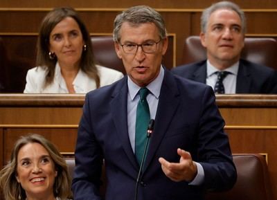Ofensiva de Feijóo contra un gobierno en campaña anti Trump, que dinamita el Estado de Derecho