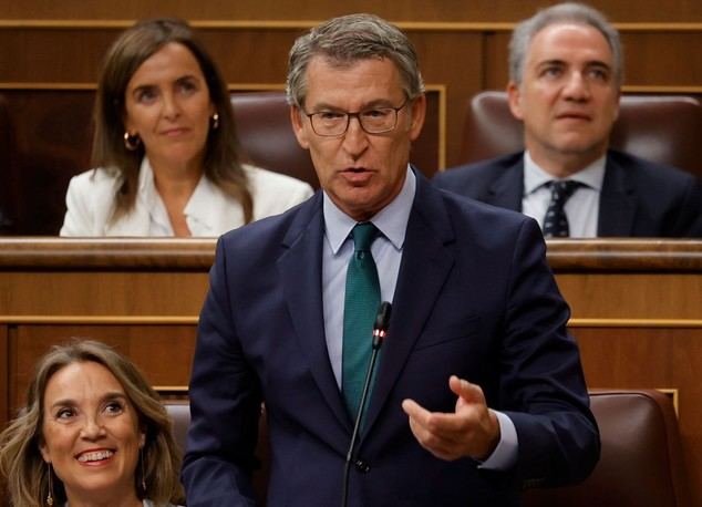 Ofensiva de Feijóo contra un gobierno en campaña anti Trump, que dinamita el Estado de Derecho
