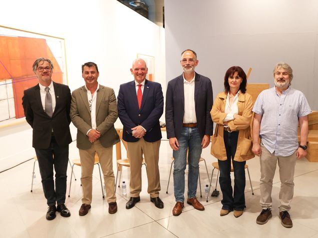 De izquierda a derecha: Eduardo de Ocampo director educación instituto Auschwitz, Manuel Rico delegado provincial  educación en Badajoz junta de Extremadura, Francisco Palomino secretario general cultura junta Extremadura, Catalina Pulido directora museo Extremeño e Iberoamericano de Arte contemporáneo, Antonio José Arjona profesor de historia del IES Donoso Cortes de Don Benito.