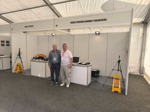 Nuestro corresponsal Edward Martin junto a Cristobal Granados en el Stan de 'El Mundo Financiero' en Lleida Air Challenge 2025.