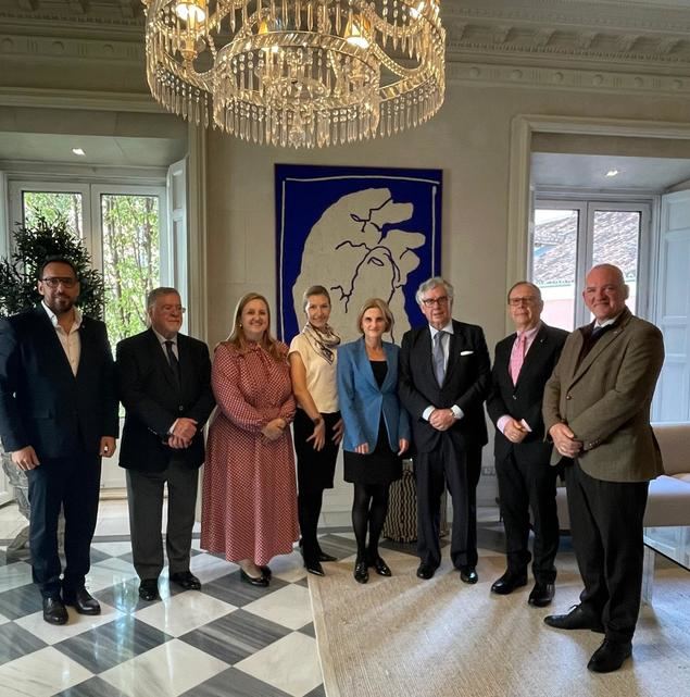 Asistieron los miembros del cuerpo consular de Polonia en España, entre ellos en la foto de derecha a izquierda: D. Álvaro Enrique de Villamor y Soraluce, Castilla y León y Cantabria; D. Jerzy Zieleniewski, Región de Murcia; D. Juan Manuel Vieites, Galicia; Dª Monika Domaska-Szymcza, Cónsul de Polonia en Madrid; Monika Krzepkowska, Chef d´Affaires en España, Dª Ilona Kadoska, Cónsul General de Polonia en Barcelona, D. Ángel Tellechea, País Vasco, Navarra y La Rioja; D. Ignacio Fiol, Islas Baleares.