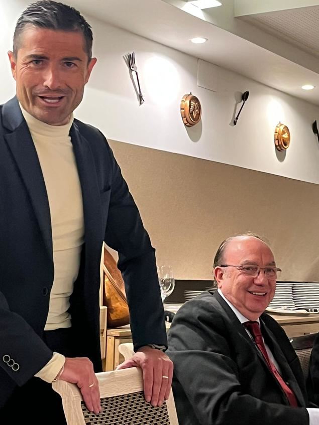 Un momento de la intervención de Alfonso Merlos, presidente del Grupo 'El Mundo Financiero', junto al director José Luis Barceló.