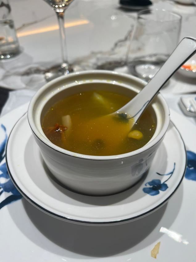 Sopa de pollo con hongos silvestres (© Foto Patricia Barceló).