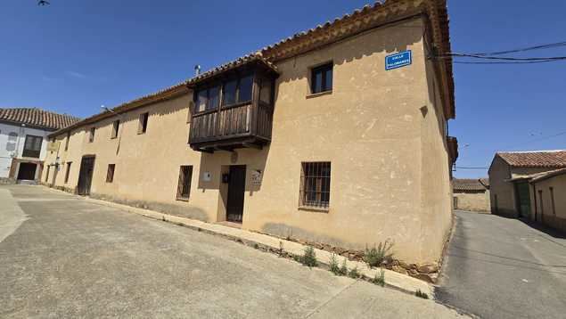 Buildingcenter se adjudica una casa rural por 37.000 euros y pretende revendérselo a su propietaria por 120.000 euros