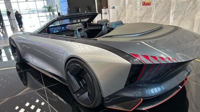 Changan está a la vanguardia de diseño, y cuenta entre sus diseñadores con el coreano Seo Seung Bom, el italiano Marco Pavone, el británico Chris Hamilton y Claas Connor que es considerado una de las mentes maestras en los diseños de Changan. ( Foto © Copyrght 2026 José Luis Barceló)