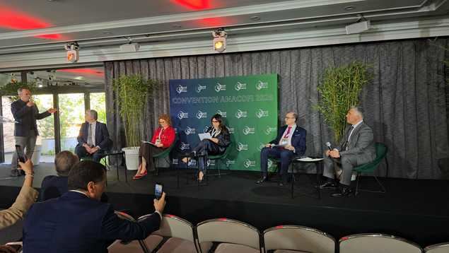 De izquierda a derecha, David Charlet, Presidente de ANACOFI, Marta Gellova, Vicepresidenta de la EFPA, Vania Franceschelli, Presidente FECIF, Jordi Paniello, Presidente de AIF y Tiago Volaça, Presidente ANICA.