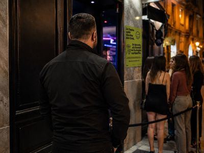 785 aspirantes a la plaza de portero de discoteca