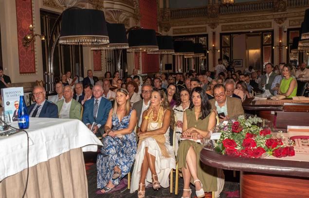 Madrid se vuelca con Paco Cecilio en la presentación de ‘Reinventa tu estilo’