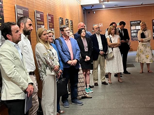 La democracia se defiende cada día: memoria, respeto y responsabilidad en la exposición “Triángulo Rosa”