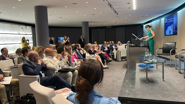 Marta Nieto, Directora General de Comercio, Consumo y Servicios de la Comunidad de Madrid, se dirige al auditorio en la apertura de la jornada.