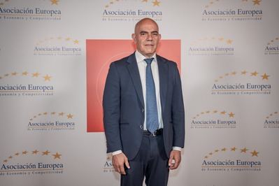 Antonio Alcántara posa en el photocall oficial tras ser distinguido en los Premios Madrid Innovación y Visión Empresarial.