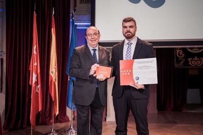 Adrián Quiroga, en representación de Pharma Hermetic, recibe el reconocimiento en los Premios Madrid Innovación y Visión Empresarial 2026 por la excelencia e innovación en la industria farmacéutica.