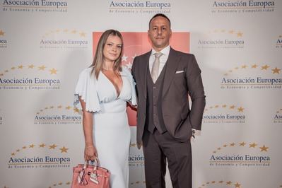 Raúl Castañeda, fundador de Preico Abogados, recibe un reconocimiento a su liderazgo y excelencia en el ámbito jurídico y empresarial.