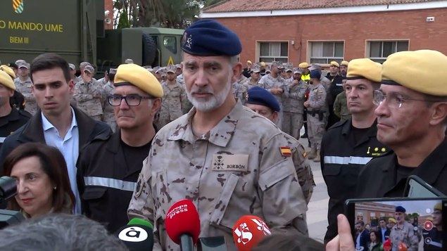 La comunicación más directa y efectiva en la adversidad a través de la expresión verbal y gestual de Felipe VI en su regreso a Valencia