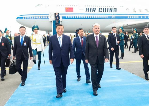 El presidente chino, Xi Jinping, llega a Astaná, Kazajistán, el 2 de julio de 2024, para participar en la 24ª Reunión del Consejo de Jefes de Estado de la Organización de Cooperación de Shanghai, y realizar una visita de Estado a Kazajistán por invitación del presidente kazajo, Kassym-Jomart Tokayev. Xi fue recibido cálidamente por Tokayev y un grupo de altos funcionarios kazajos a su llegada al aeropuerto. (Xinhua/Ju Peng)