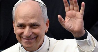 Más allá de las palabras, el mensaje de los gestos en la visita del papa: qué transmite su rostro, miradas, silencios, manos, distancia y posturas corporales