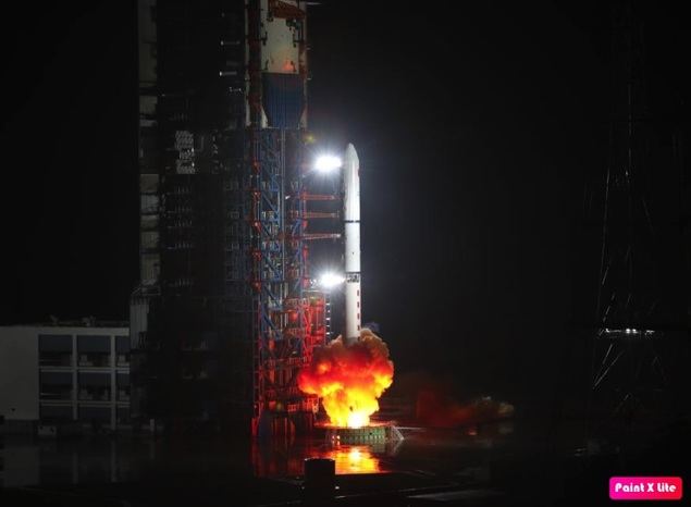 Un cohete portador Gran Marcha-2D transportando un lote de satélites de teledetección despega del Centro de Lanzamiento de Satélites de Xichang, en la provincia de Sichuan, en el suroeste de China, el 2 de agosto de 2022. Los satélites fueron lanzados como el cuarto lote de la familia Yaogan-35 a la 1:37 a.m. (Hora de Beijing) y entraron a la órbita preestablecida. Serán usados primordialmente para realizar experimentos científicos, reconocimiento de recursos terrestres, estimación del rendimiento de productos agrícolas y prevención y reducción de desastres. (Xinhua/Ying Longfei)