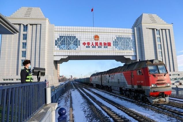 El mayor puerto terrestre chino gestiona unintenso servicio de trenes de carga China-Europa